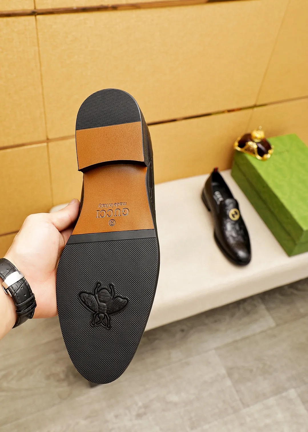 Men's shoes 💰400 💐 Product trademark: GUCCI "Gucci" casual leather shoes Regular size: 39-44 (38.45.46🉑️Customized) Product materials: Selected imported first-layer calfskin embossed upper + original hardware buckle, imported 🐑 sheepskin lining. Strong three-dimensional visual effect, combined outsole Color: 1⃣️color optional